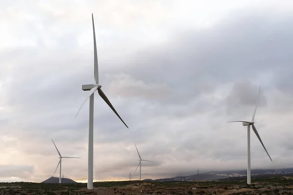 タービン グリーン エネルギー発電 電力生産のための風車のある風景します — ストック写真