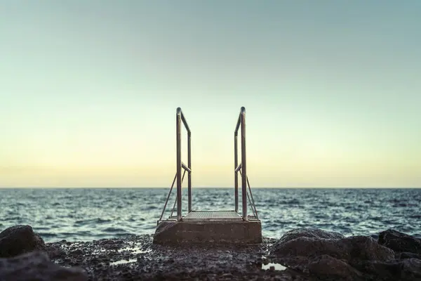 Pier Para Oceano Praia Com Pedras — Fotografia de Stock