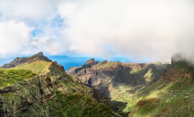 Dağlar ve bulutlar tenerife adasında, Kanyon Masca peyzaj