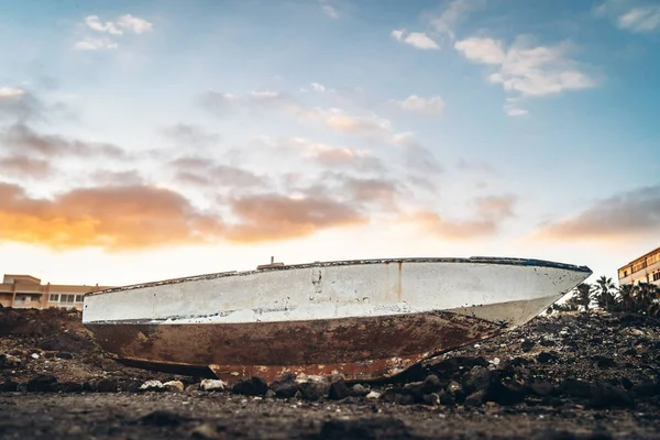 Antiguo Barco Oxidado Con Cielo Atardecer Detrás —  Fotos de Stock