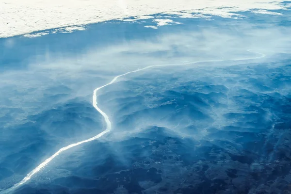 从飞机上有云的高山的风景 — 图库照片