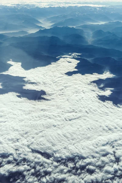 Liggande Alpina Berg Med Moln Från Planet — Stockfoto
