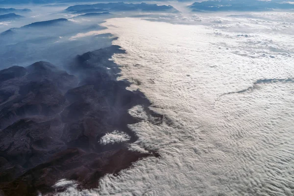 从飞机上有云的高山的风景 — 图库照片