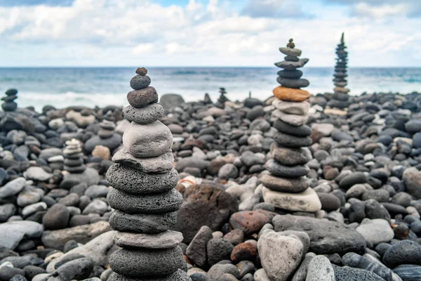 Много Каменных Стопок Пляже Океана — стоковое фото
