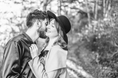 Mutlu genç romantik çift birlikte vakit geçirmek açık