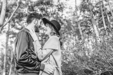 Mutlu genç romantik çift birlikte vakit geçirmek açık