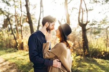 Mutlu genç romantik çift birlikte vakit geçirmek açık