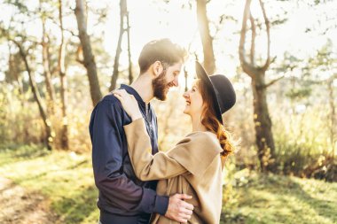 Mutlu genç romantik çift birlikte vakit geçirmek açık