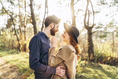 Mutlu genç romantik çift birlikte vakit geçirmek açık