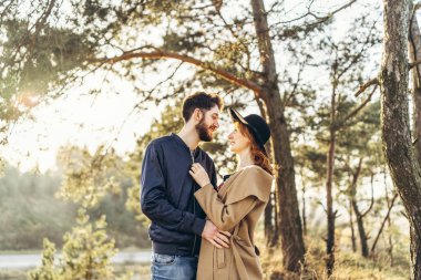 Mutlu genç romantik çift birlikte vakit geçirmek açık