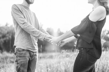 Genç ve güzel romantik çift birlikte vakit geçirmek açık