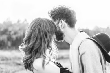 Genç ve güzel romantik çift birlikte vakit geçirmek açık