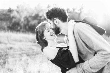 Genç ve güzel romantik çift birlikte vakit geçirmek açık