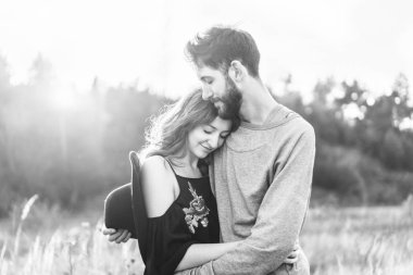 Genç ve güzel romantik çift birlikte vakit geçirmek açık