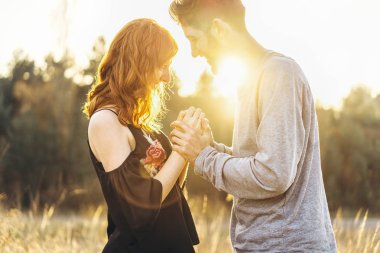 Genç ve güzel romantik çift birlikte vakit geçirmek açık