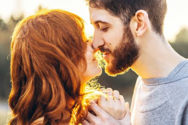 Genç ve güzel romantik çift birlikte vakit geçirmek açık