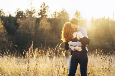 Genç ve güzel romantik çift birlikte vakit geçirmek açık