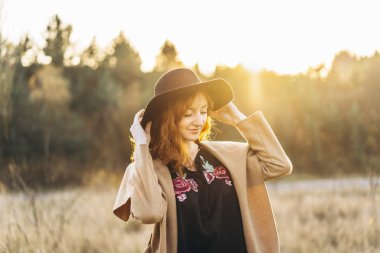 Güzel ve mutlu kızıl saçlı kız alanında yürüyüş