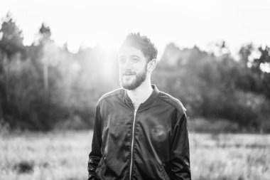 Sakal açık yürüme ile mutlu genç adam