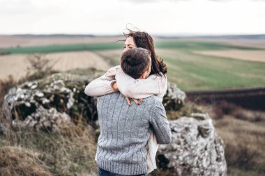 Romantik Genç ve güzel çift açık iyi eğlenceler