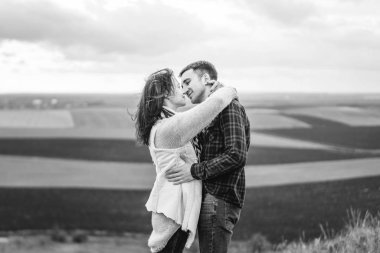 Romantik güzel çift açık birlikte vakit keyfini çıkarın