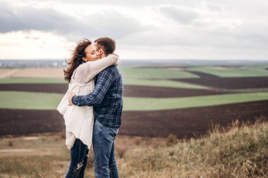 Romantik güzel çift açık birlikte vakit keyfini çıkarın