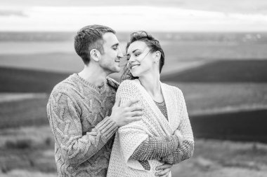 Romantik güzel çift açık birlikte vakit keyfini çıkarın