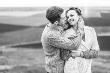 Romantik güzel çift açık birlikte vakit keyfini çıkarın