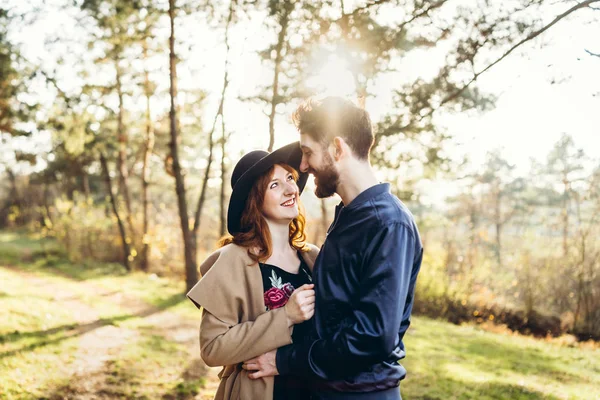 Heureux Jeune Couple Romantique Passer Temps Ensemble Plein Air — Photo