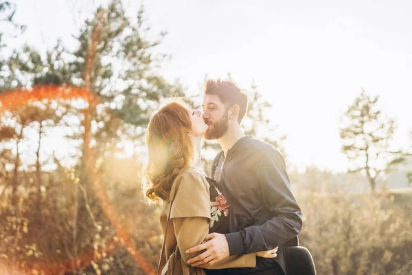 Šťastný Mladý Romantický Pár Trávit Čas Společně Venkovní — Stock fotografie