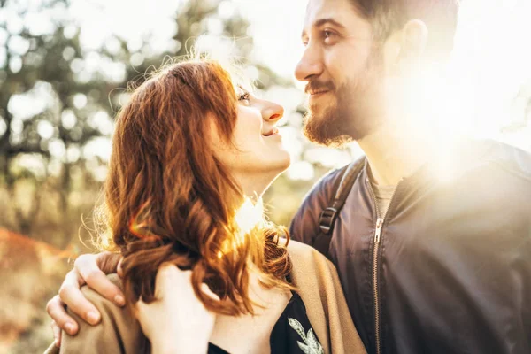 Glückliches Junges Romantisches Paar Verbringt Zeit Zusammen Freien — Stockfoto