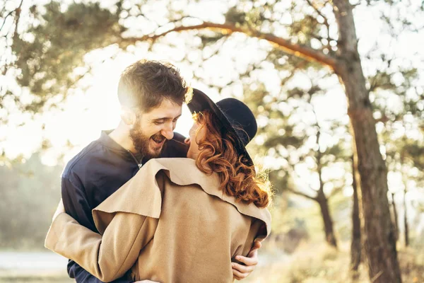 Feliz Pareja Romántica Joven Pasar Tiempo Juntos Aire Libre —  Fotos de Stock