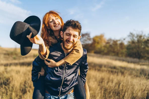 Pretty Young Romantic Couple Spend Time Together Outdoor — Stock Photo, Image