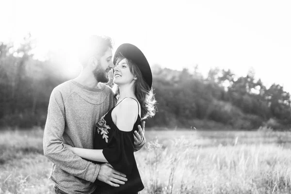 Muito Jovem Casal Romântico Passar Tempo Juntos Livre — Fotografia de Stock