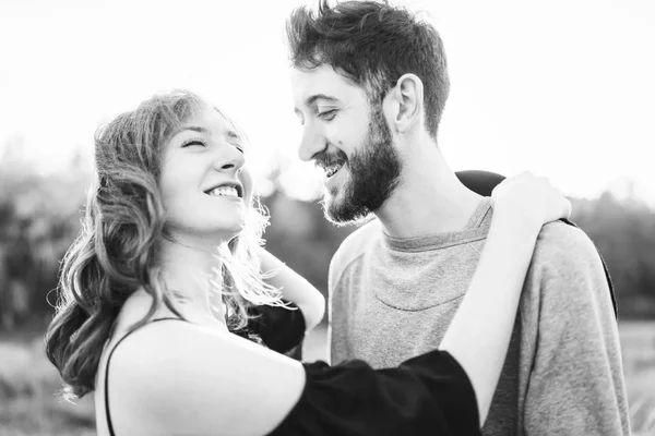 Muito Jovem Casal Romântico Passar Tempo Juntos Livre — Fotografia de Stock