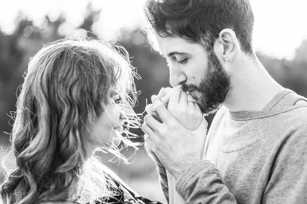 Pretty Young Romantic Couple Spend Time Together Outdoor — Stock Photo, Image