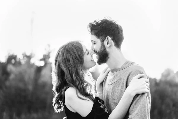 Pretty Young Romantic Couple Spend Time Together Outdoor — Stock Photo, Image