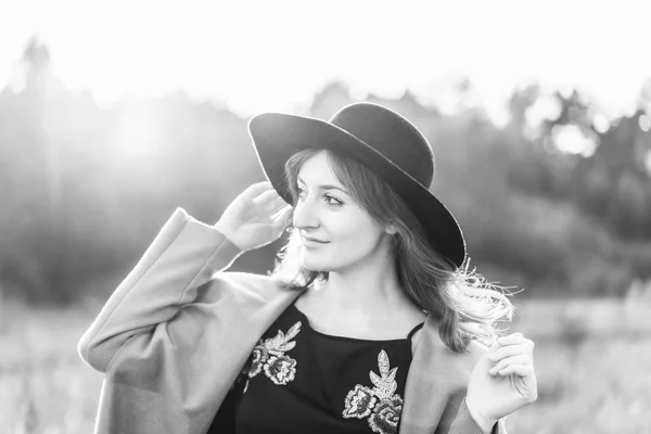 Menina Cabelo Longo Bonito Feliz Andando Campo — Fotografia de Stock