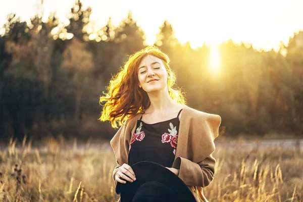 Chica Bonita Feliz Pelo Rojo Caminando Campo —  Fotos de Stock