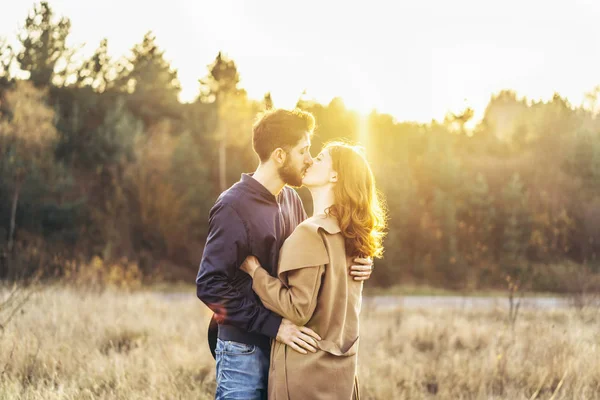 Bastante Joven Pareja Romántica Pasar Tiempo Juntos Aire Libre —  Fotos de Stock