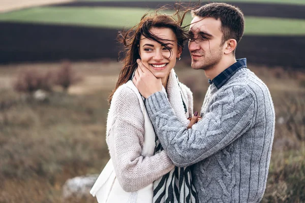 Romântico Casal Bonito Livre Desfrutar Passar Tempo Juntos — Fotografia de Stock