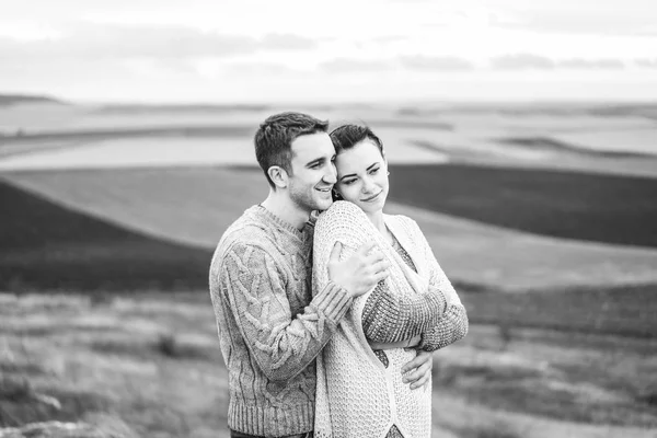 Romântico Casal Bonito Livre Desfrutar Passar Tempo Juntos — Fotografia de Stock