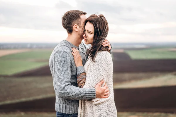 Romantisches Hübsches Paar Genießt Die Gemeinsame Zeit Freien — Stockfoto
