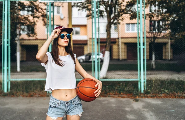 Gadis Cantik Sporty Dengan Bola Basket Luar — Stok Foto