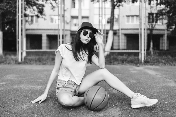 Jolie Jeune Fille Sportive Avec Ballon Basket Plein Air — Photo