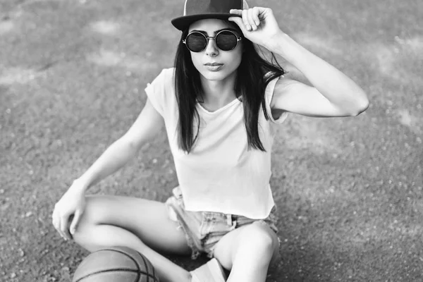 Jolie Jeune Fille Sportive Avec Ballon Basket Plein Air — Photo