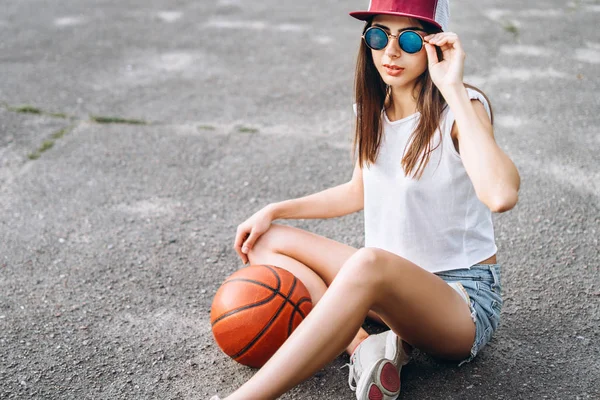 Gadis Cantik Sporty Dengan Bola Basket Luar — Stok Foto