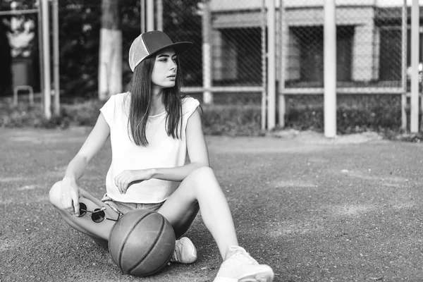 Bastante Joven Chica Deportiva Con Pelota Baloncesto Aire Libre — Foto de Stock