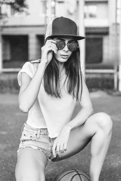 Jolie Jeune Fille Sportive Avec Ballon Basket Plein Air — Photo