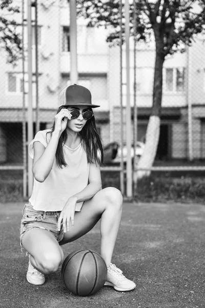 Jolie Jeune Fille Sportive Avec Ballon Basket Plein Air — Photo